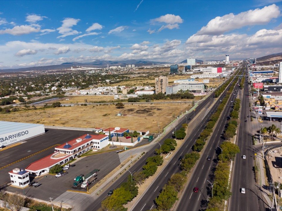 Terreno  Comercial  Venta 5000 mts.  Av. Paseo de la República. Col. El Salitre, Querétaro, Qro.