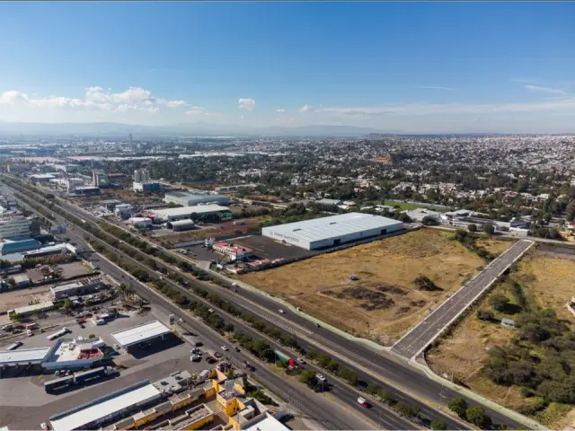Aportación Terreno Comercial AAA  - (27,392 m2) -  Av. Paseo de la República Qro. /  169 ml de frente