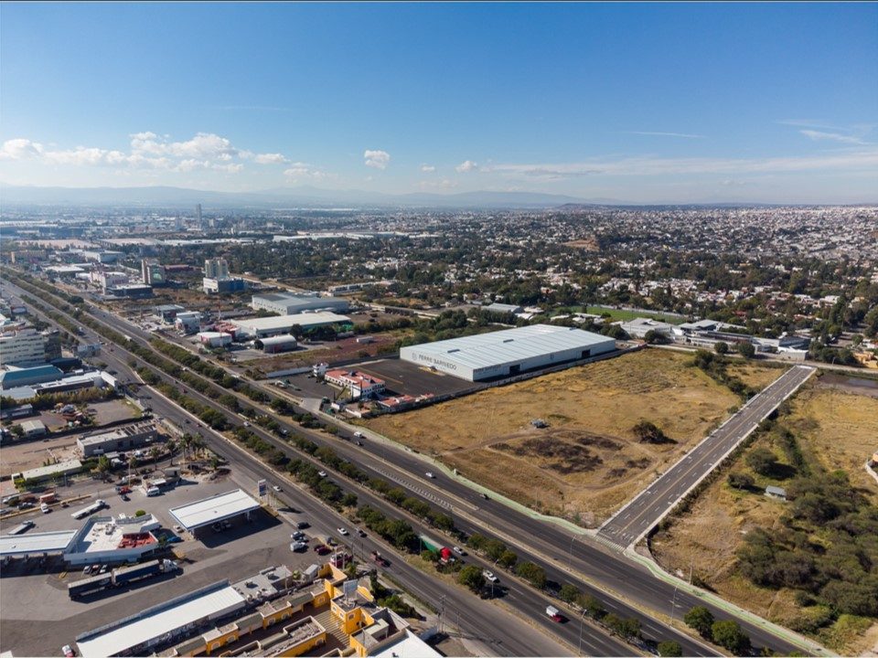 Aportación Terreno Comercial AAA  - (27,392 m2) -  Av. Paseo de la República Qro. /  169 ml de frente