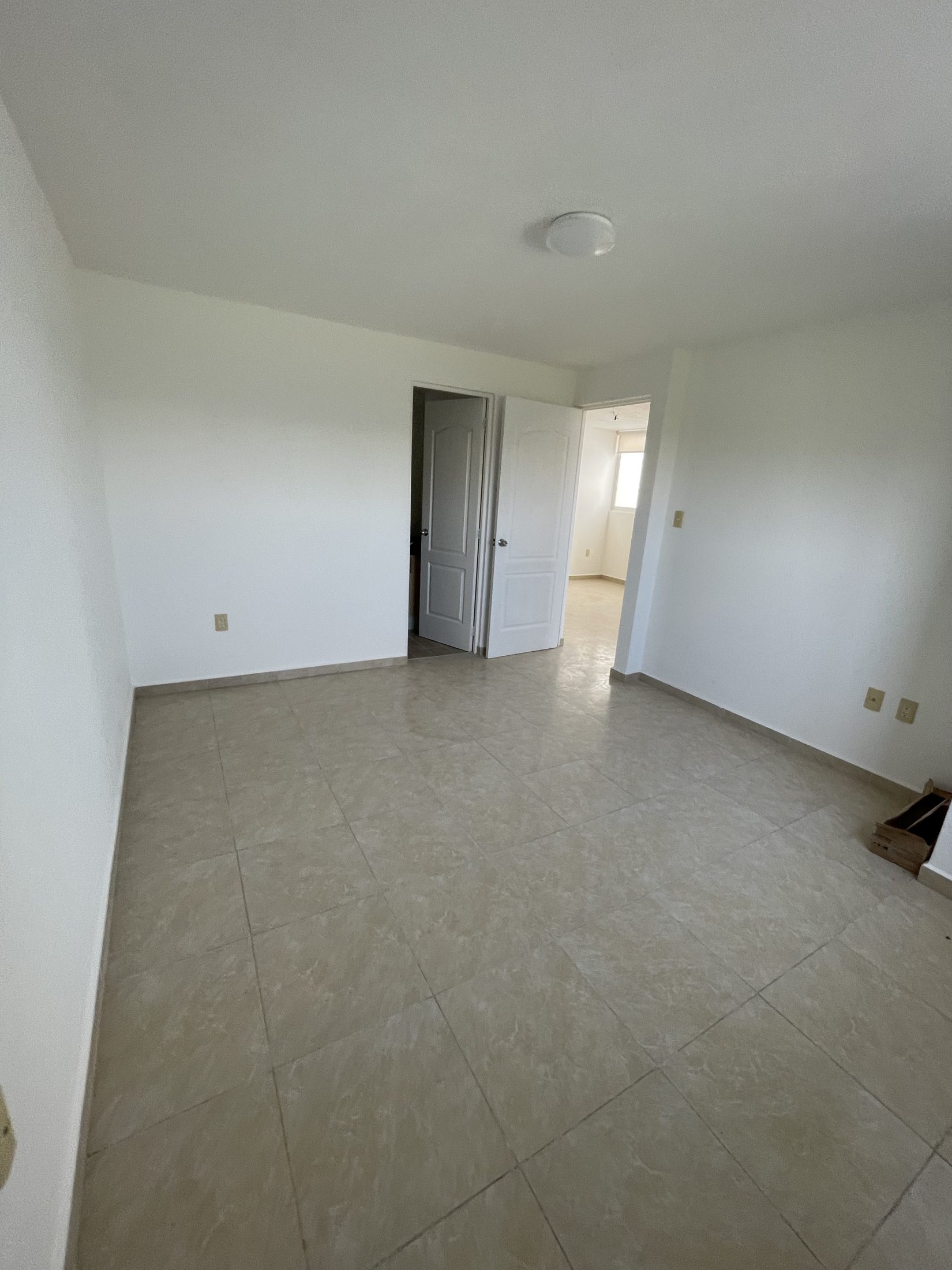 Renta amplio departamento fracc San Agustín